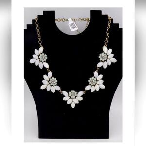 Beautiful Gold Tone Rhinestone Flower Statement Necklace NWT 18"